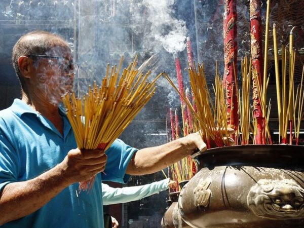 Nằm mơ thấy thắp nhang mang đến điềm tâm linh gì