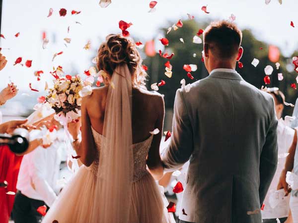Mơ thấy mình là cô dâu/chú rể trong đám cưới của người lạ