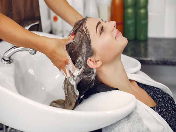 Giải mã chi tiết nằm mơ thấy gội đầu và con số may mắn