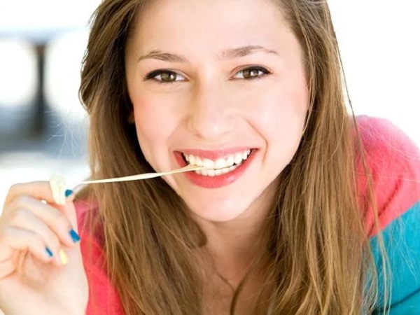 Điềm báo khi nằm mơ thấy ăn kẹo và số may mắn liên quan