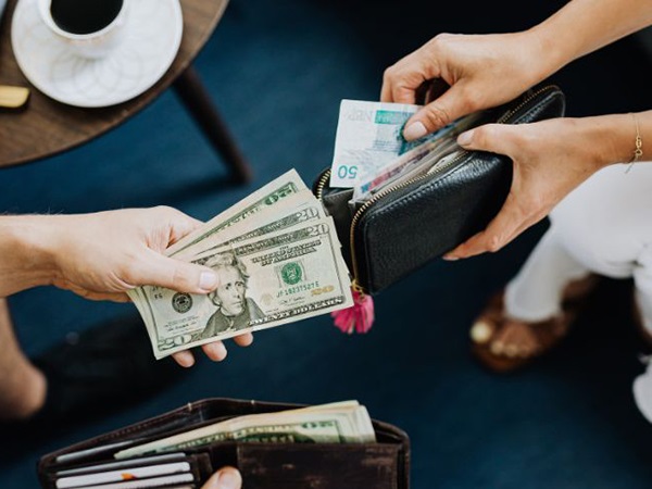 Khám phá nằm mơ thấy người khác cho tiền là điềm gì?