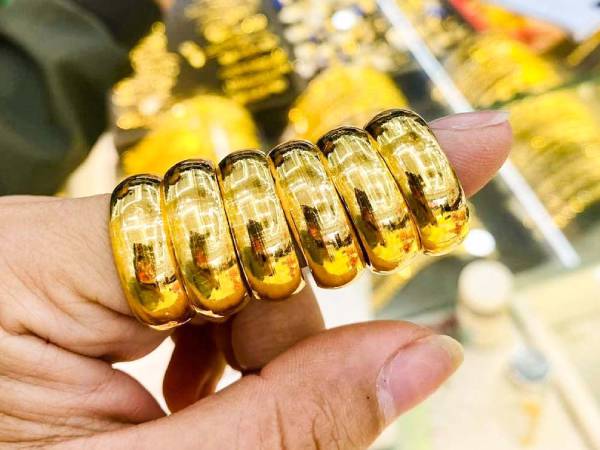 Nằm mơ thấy người thân cho vàng là điềm gì, số gì hên?